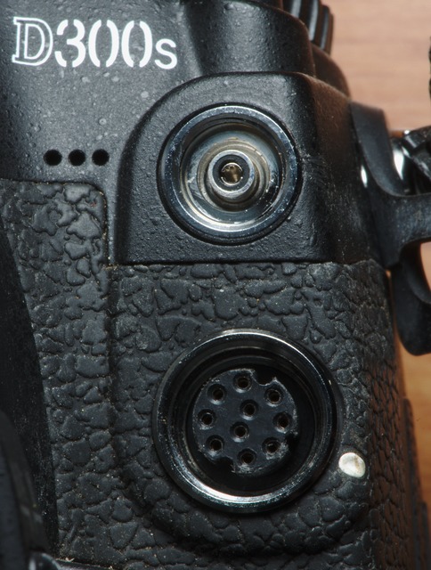 Разъёмы Nikon D300s